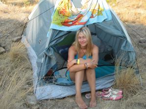 The girl undressed in the company of vacationers and showed an excellent figure. Thumbnail 32