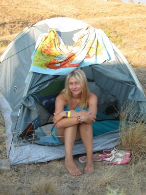 The girl undressed in the company of vacationers and showed an excellent figure. Thumbnail 33