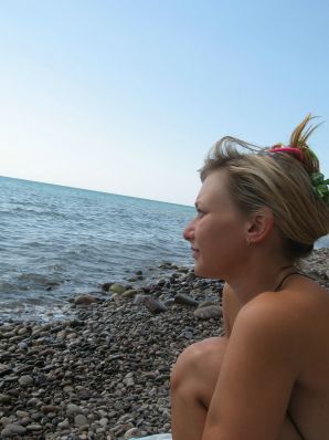 The girl undressed in the company of vacationers and showed an excellent figure. Thumbnail 48