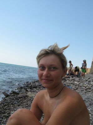 The girl undressed in the company of vacationers and showed an excellent figure. Thumbnail 49