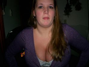 A woman with magnificent forms bared her breasts and had sex. Thumbnail 1