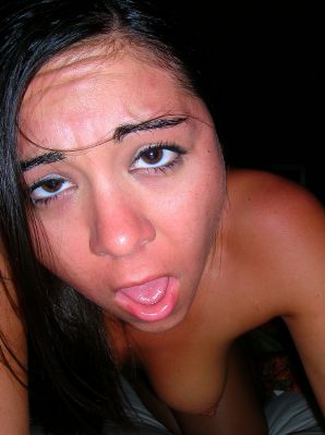 A guy licks his girlfriend's pussy on vacation. Thumbnail 7