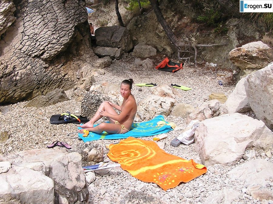 A sports student undressed on the beach and swam naked. Part 2. Slide 13