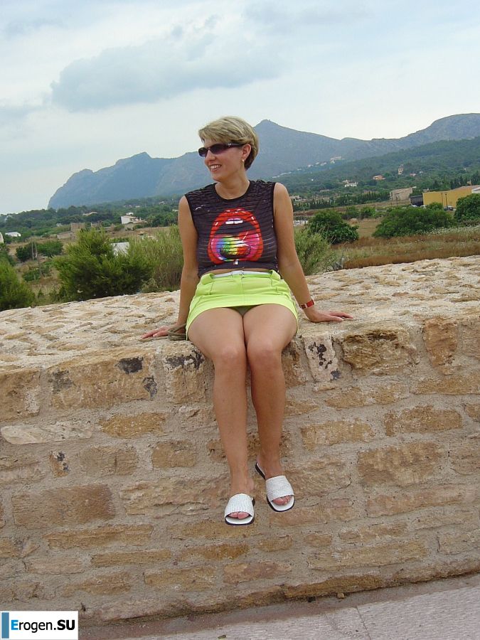 A mature woman showed her neat breasts on vacation. Slide 1