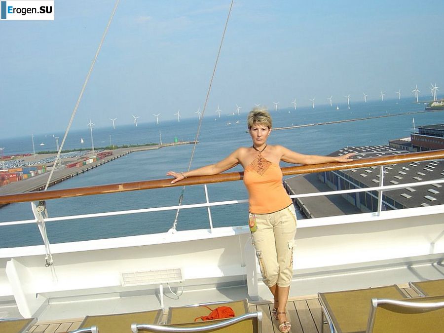 A mature woman showed her neat breasts on vacation. Slide 12