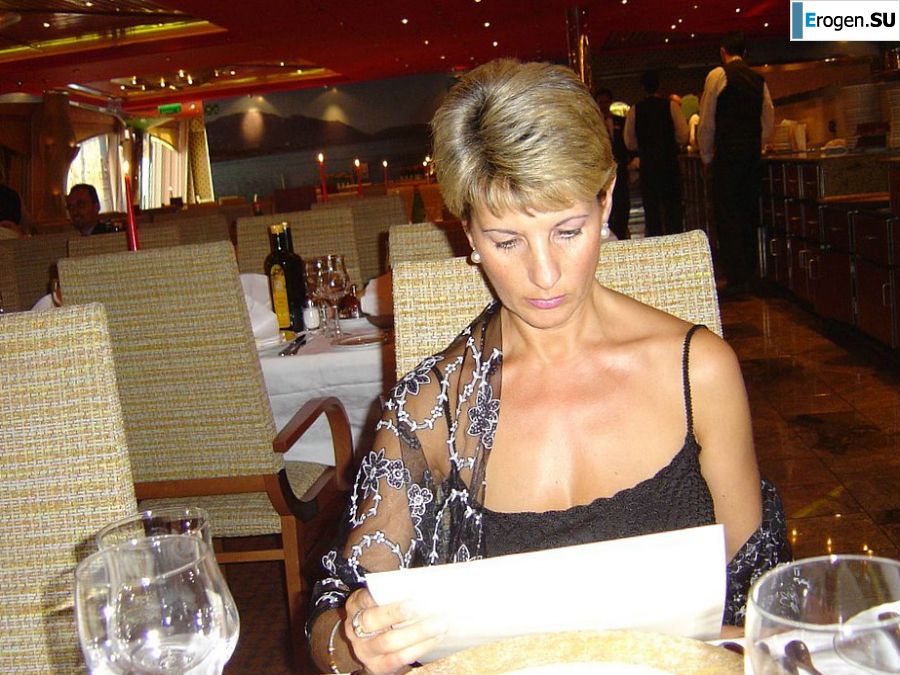 A mature woman showed her neat breasts on vacation. Slide 13