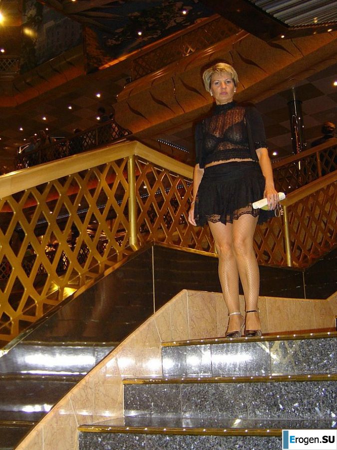 A mature woman showed her neat breasts on vacation. Slide 15