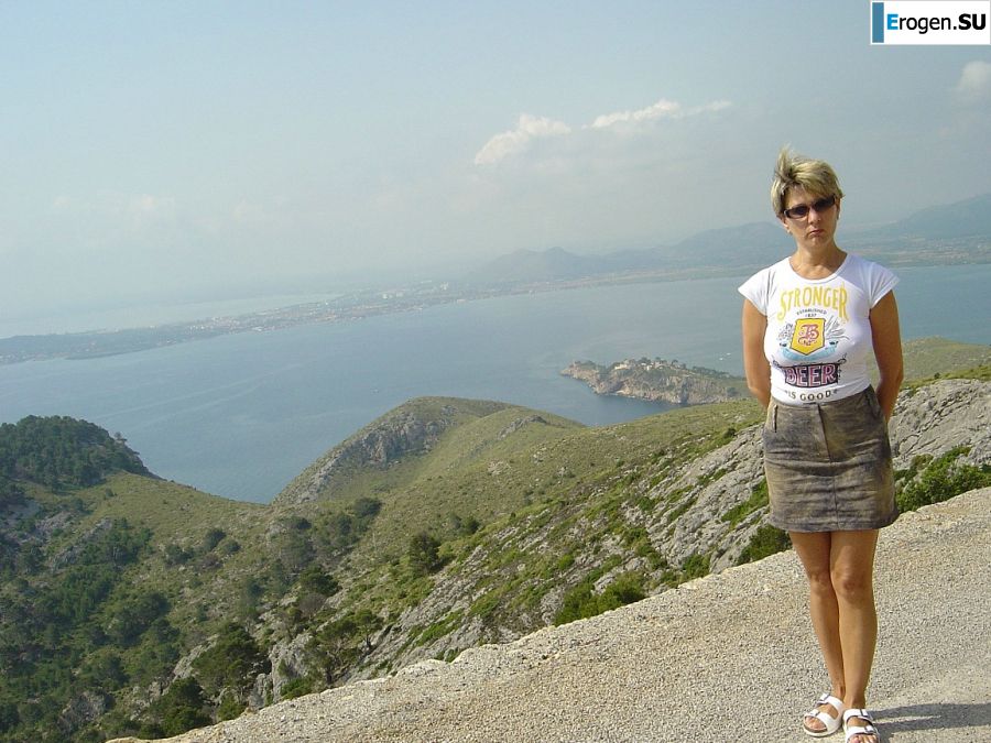 A mature woman showed her neat breasts on vacation. Slide 2