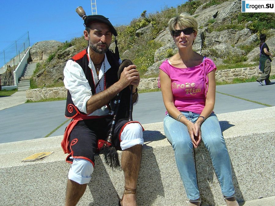 A mature woman showed her neat breasts on vacation. Slide 21