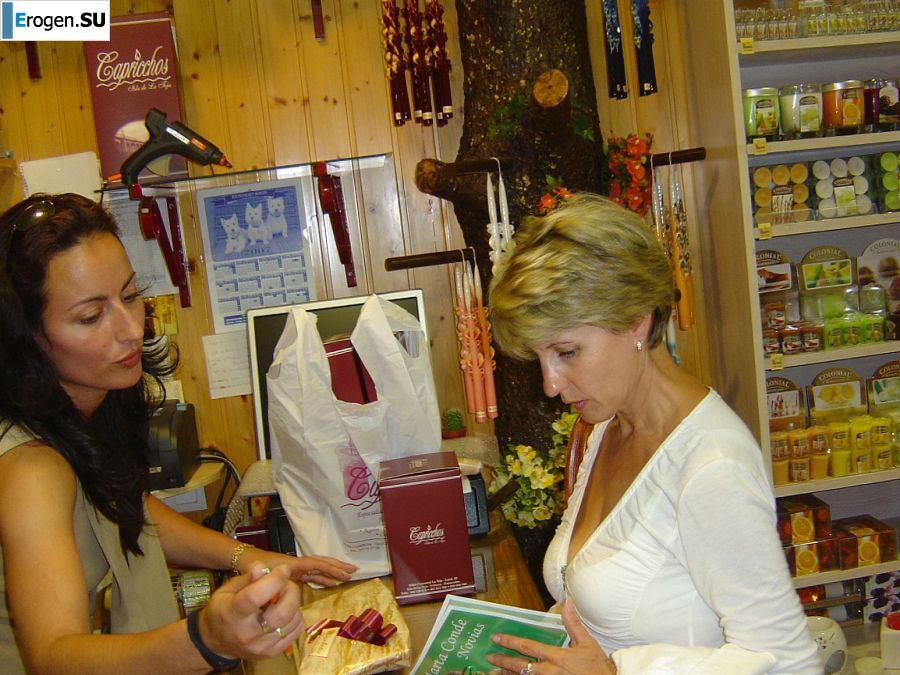 A mature woman showed her neat breasts on vacation. Slide 22