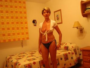 A mature woman showed her neat breasts on vacation. Thumbnail 32