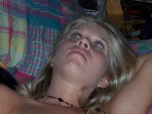A young student drank excess and spread her legs. Thumbnail 11