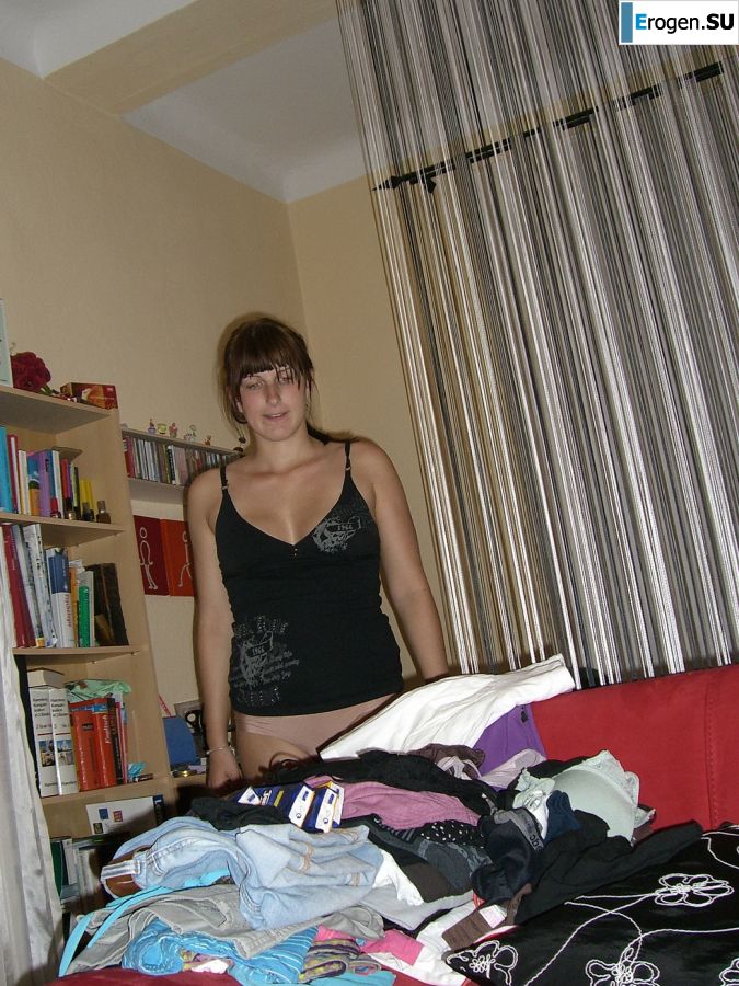 An appetizing student took off everything and showed a shaved pussy. Slide 20