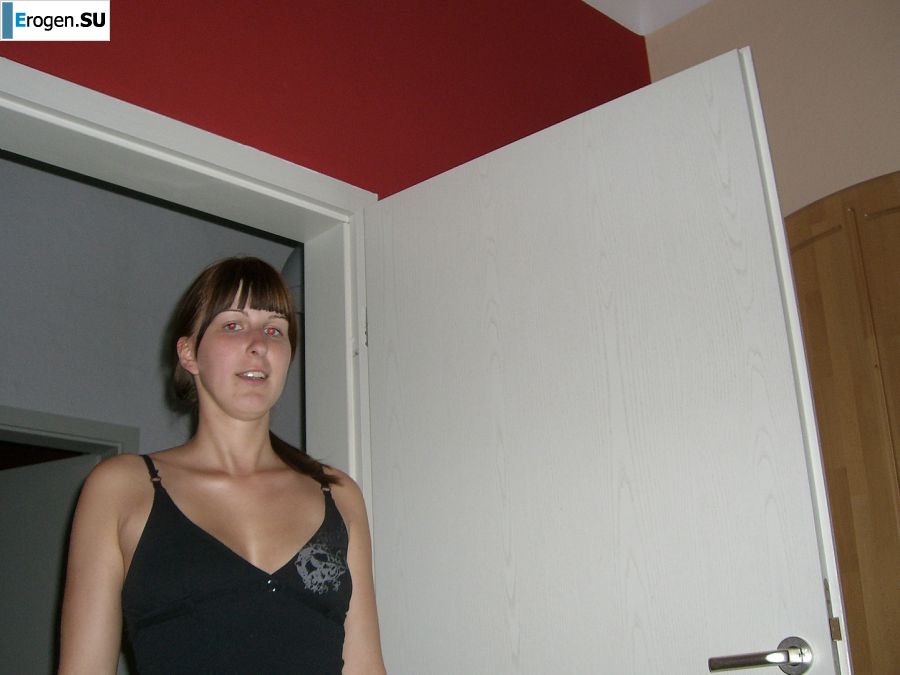 An appetizing student took off everything and showed a shaved pussy. Slide 3