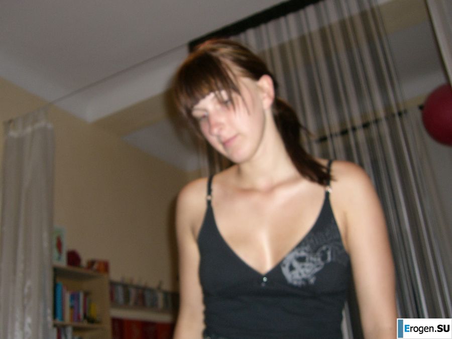 An appetizing student took off everything and showed a shaved pussy. Slide 6