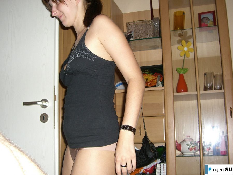 An appetizing student took off everything and showed a shaved pussy. Slide 7