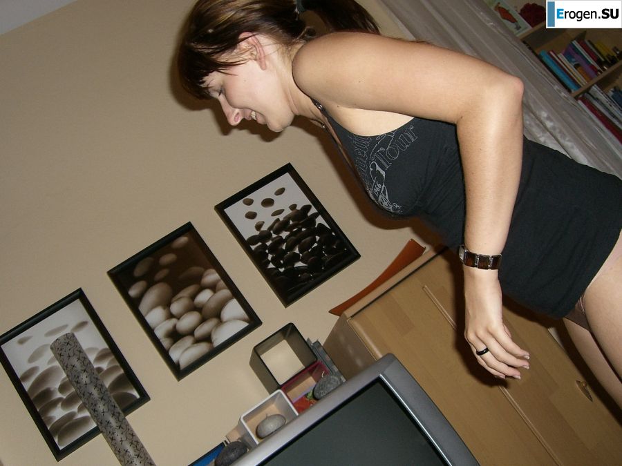 An appetizing student took off everything and showed a shaved pussy. Slide 9