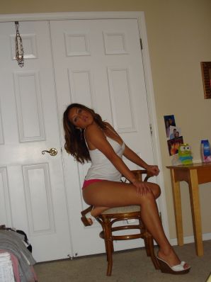 A woman with beautiful tits poses in a swimsuit and without him. Thumbnail 38