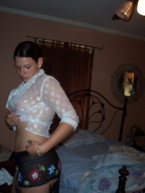 The brunette danced a striptease, undressed and spread her legs. Thumbnail 17