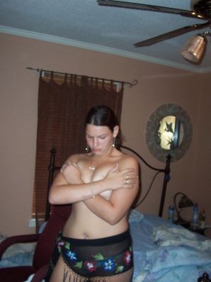 The brunette danced a striptease, undressed and spread her legs. Thumbnail 9