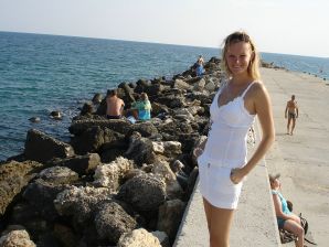 The blonde undressed after the beach and showed boobs. Thumbnail 1