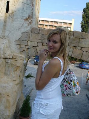 The blonde undressed after the beach and showed boobs. Thumbnail 2
