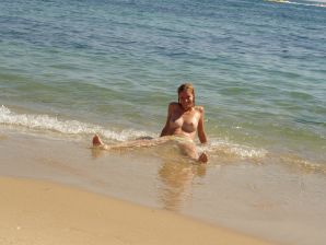 The blonde undressed after the beach and showed boobs. Thumbnail 3