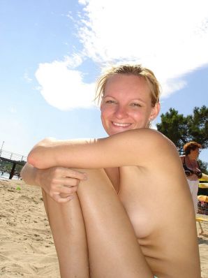 The blonde undressed after the beach and showed boobs. Thumbnail 4