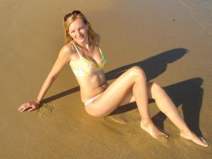 The blonde undressed after the beach and showed boobs. Thumbnail 5