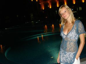 The blonde undressed after the beach and showed boobs. Thumbnail 6