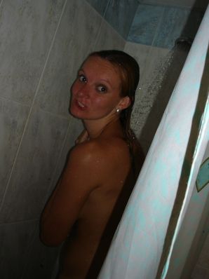 The blonde undressed after the beach and showed boobs. Thumbnail 8