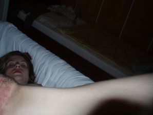 Студентка с пирсингом в соске и татуировками разделась и показала письку. Миниатюра 47