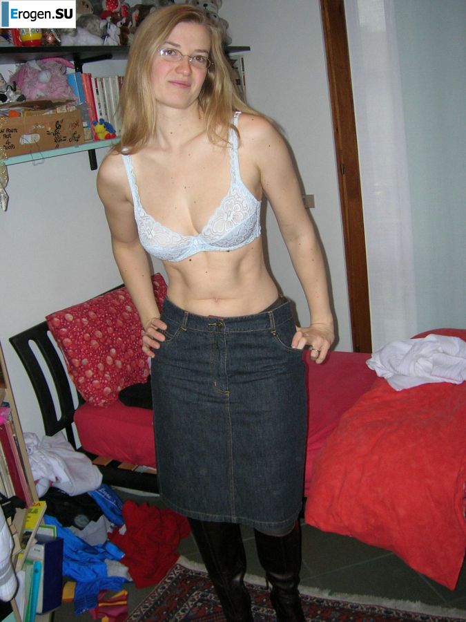 A tall blonde with wide hips undressed at home and showed tits. Part 2. Slide 1