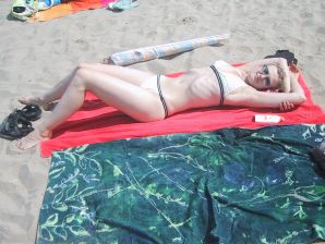 A tall blonde with wide hips undressed at home and showed tits. Part 2. Thumbnail 15