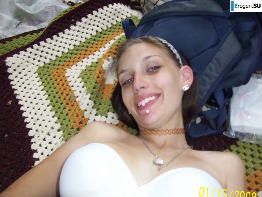 A sexy student undressed and showed her ass on a picnic. Slide 10