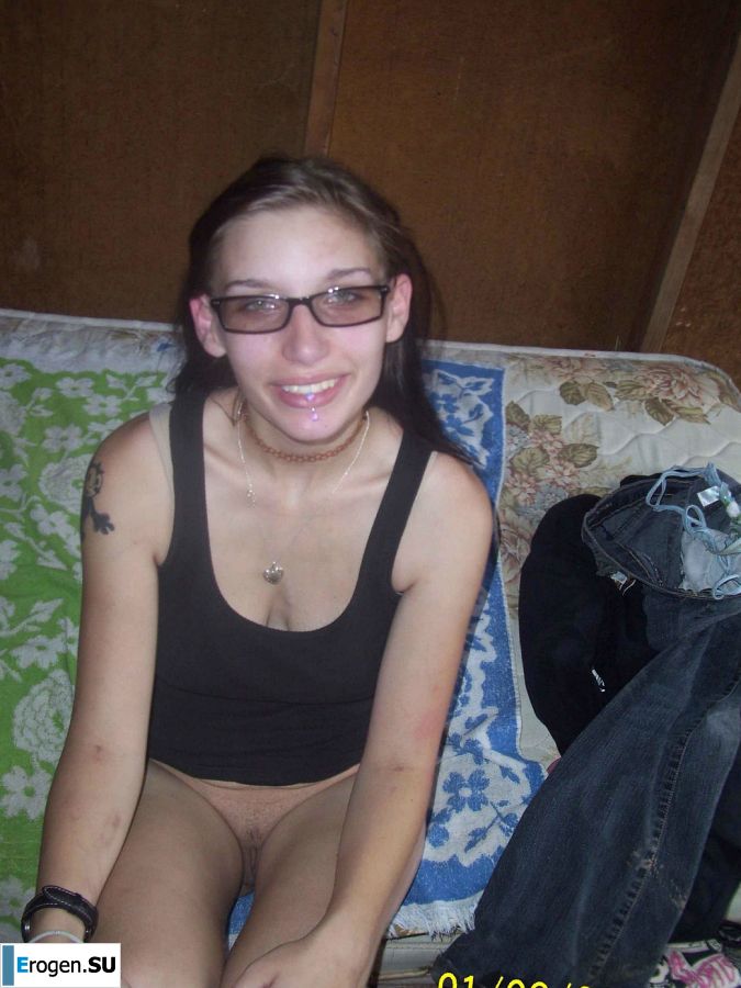 A sexy student undressed and showed her ass on a picnic. Slide 18