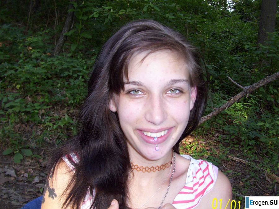 A sexy student undressed and showed her ass on a picnic. Slide 26