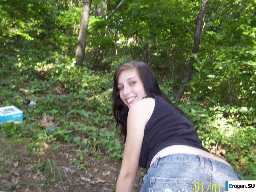 A sexy student undressed and showed her ass on a picnic. Slide 38