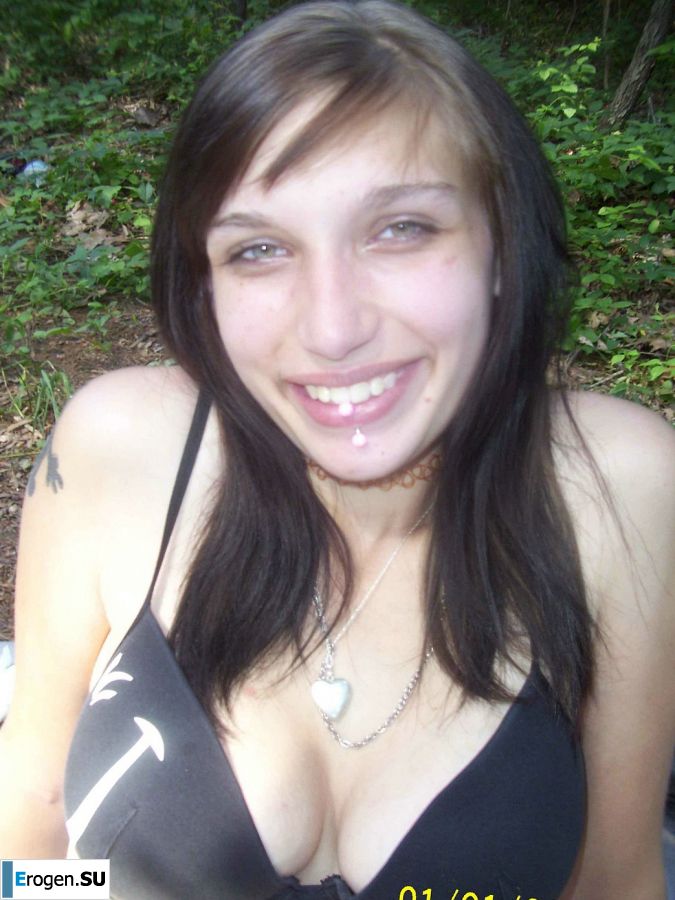 A sexy student undressed and showed her ass on a picnic. Slide 4