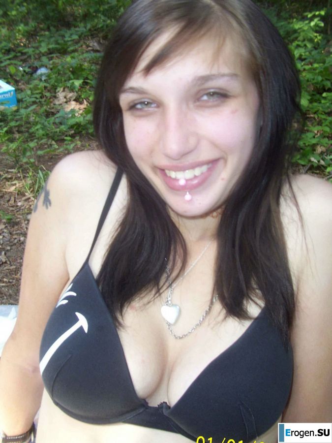 A sexy student undressed and showed her ass on a picnic. Slide 5