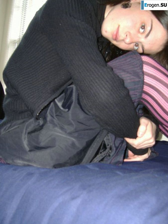 A girl with a furry pussy masturbates in front of a guy. Slide 1