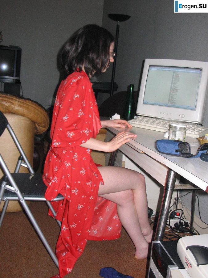 A girl with a furry pussy masturbates in front of a guy. Slide 12