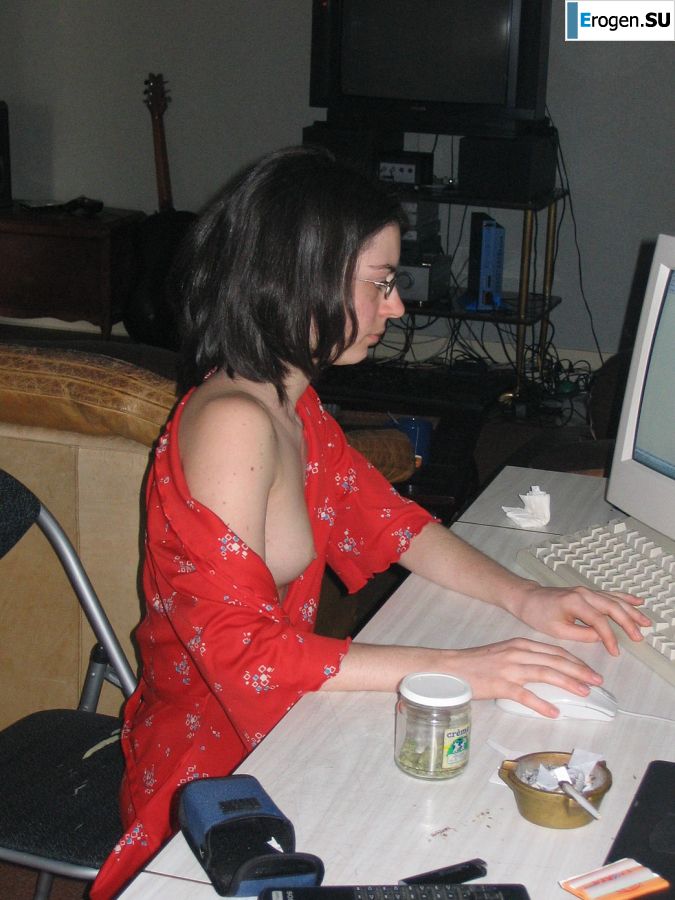 A girl with a furry pussy masturbates in front of a guy. Slide 13