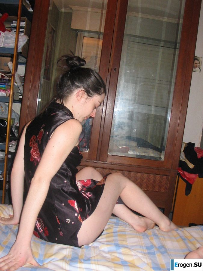 A girl with a furry pussy masturbates in front of a guy. Slide 29