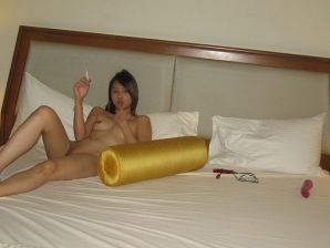 The Asian woman spread her legs and shamelessly tugs the pussy. Thumbnail 28