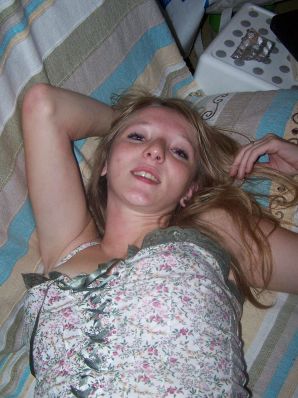The red-haired beauty poses on the bed without panties, spread her legs. Thumbnail 11