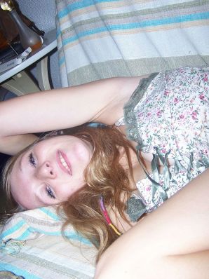 The red-haired beauty poses on the bed without panties, spread her legs. Thumbnail 7