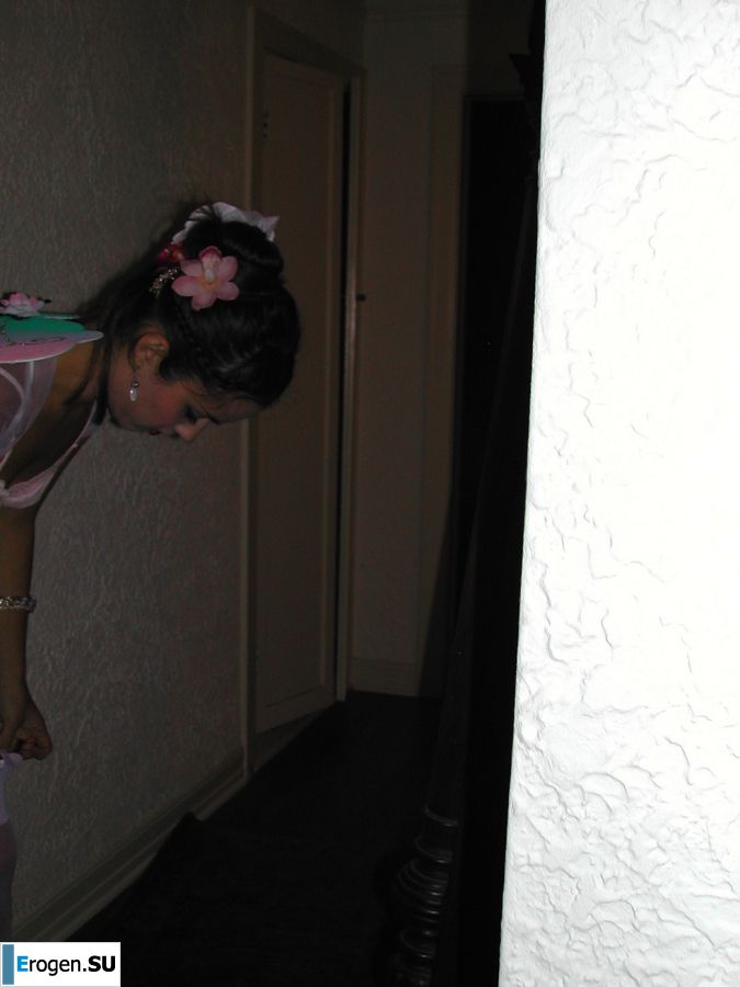 The dancer after work showed an elastic ass. Slide 2