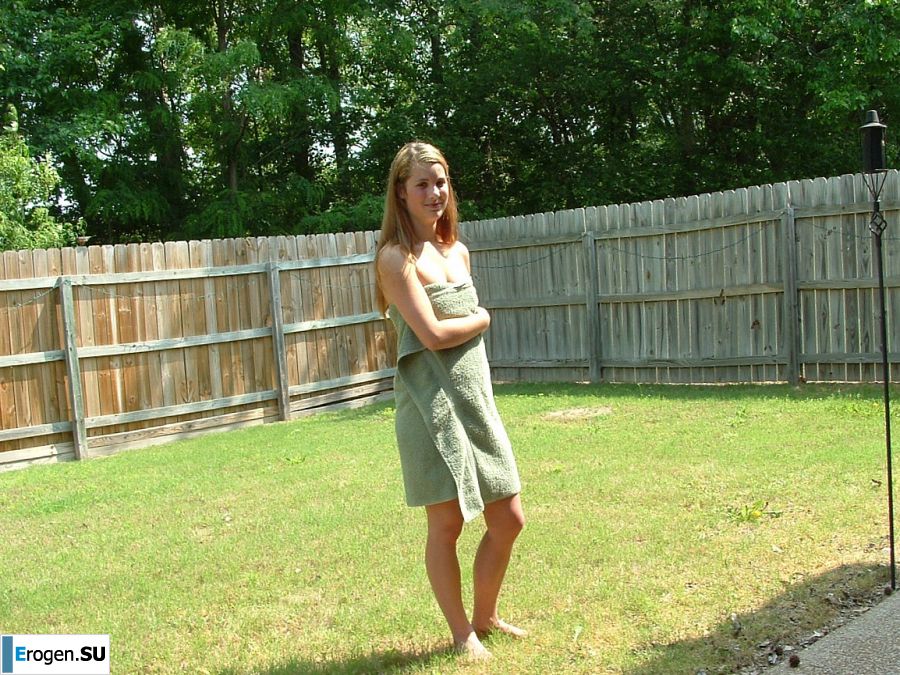 A blonde with a beautiful figure poses naked on the lawn. Part 3. Slide 15