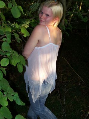 Appetizing magnificent blonde spread her legs right on the grass. Thumbnail 3